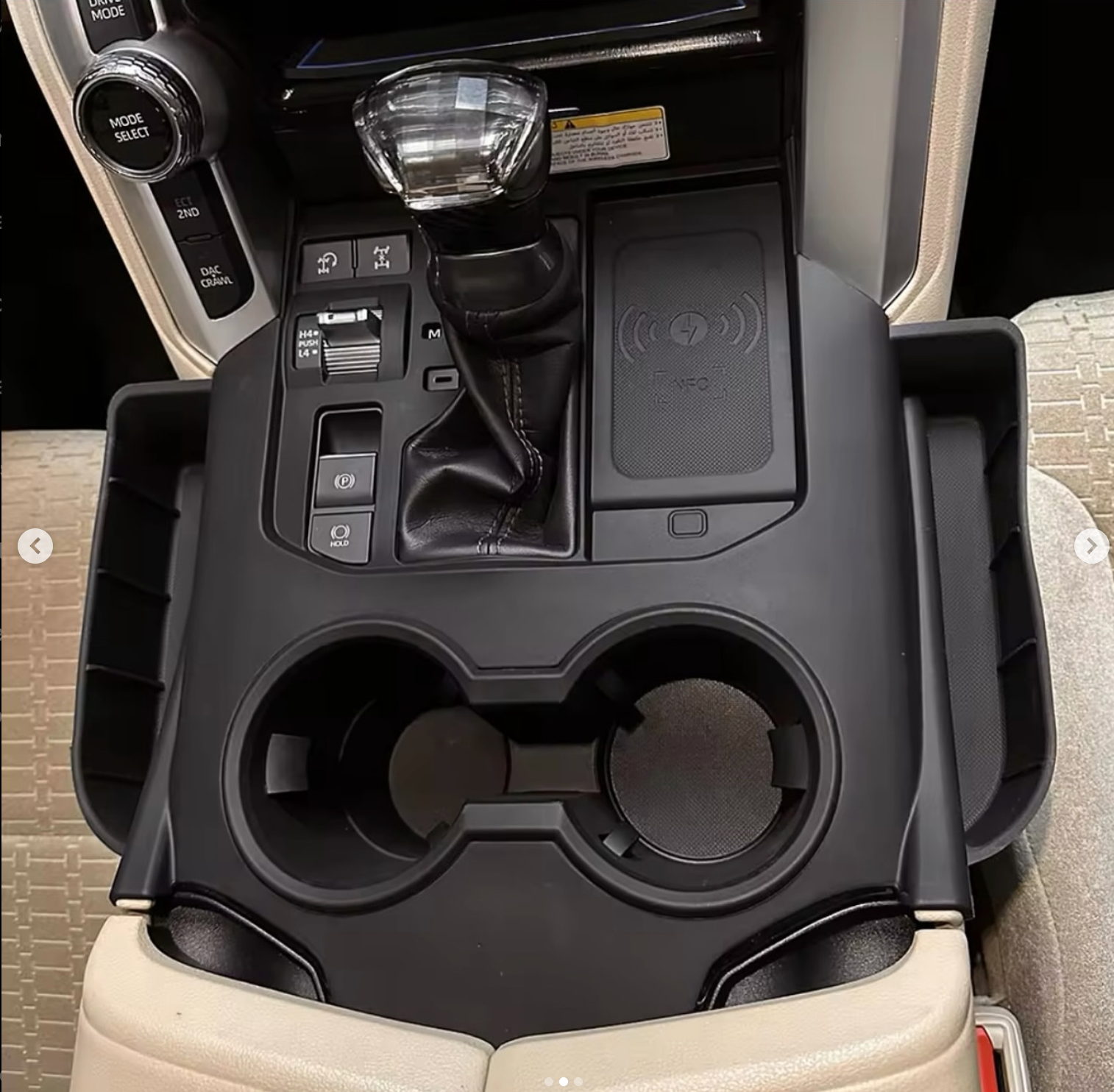 A protective cover for the gearbox, in a place where you can put your phone. It can be mounted on the Land Rover Discovery 2022-2023-2024. Available in black and beige