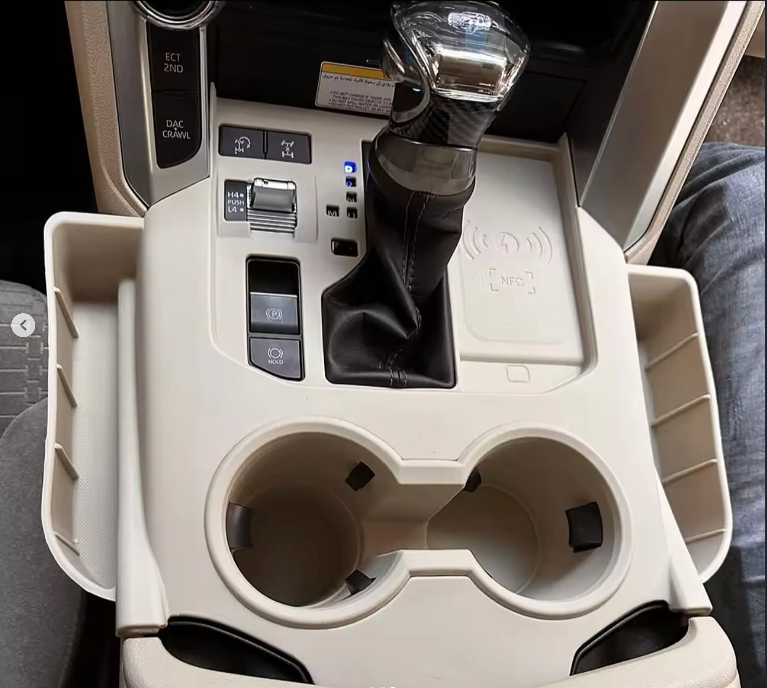 A protective cover for the gearbox, in a place where you can put your phone. It can be mounted on the Land Rover Discovery 2022-2023-2024. Available in black and beige